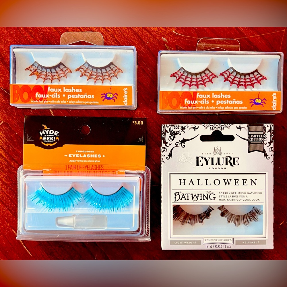 Halloween or party false eyelashes. Qty. 4 in the set.